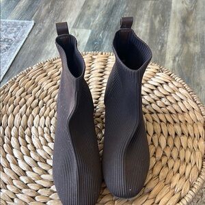 Chic Ribbed Ankle Boots